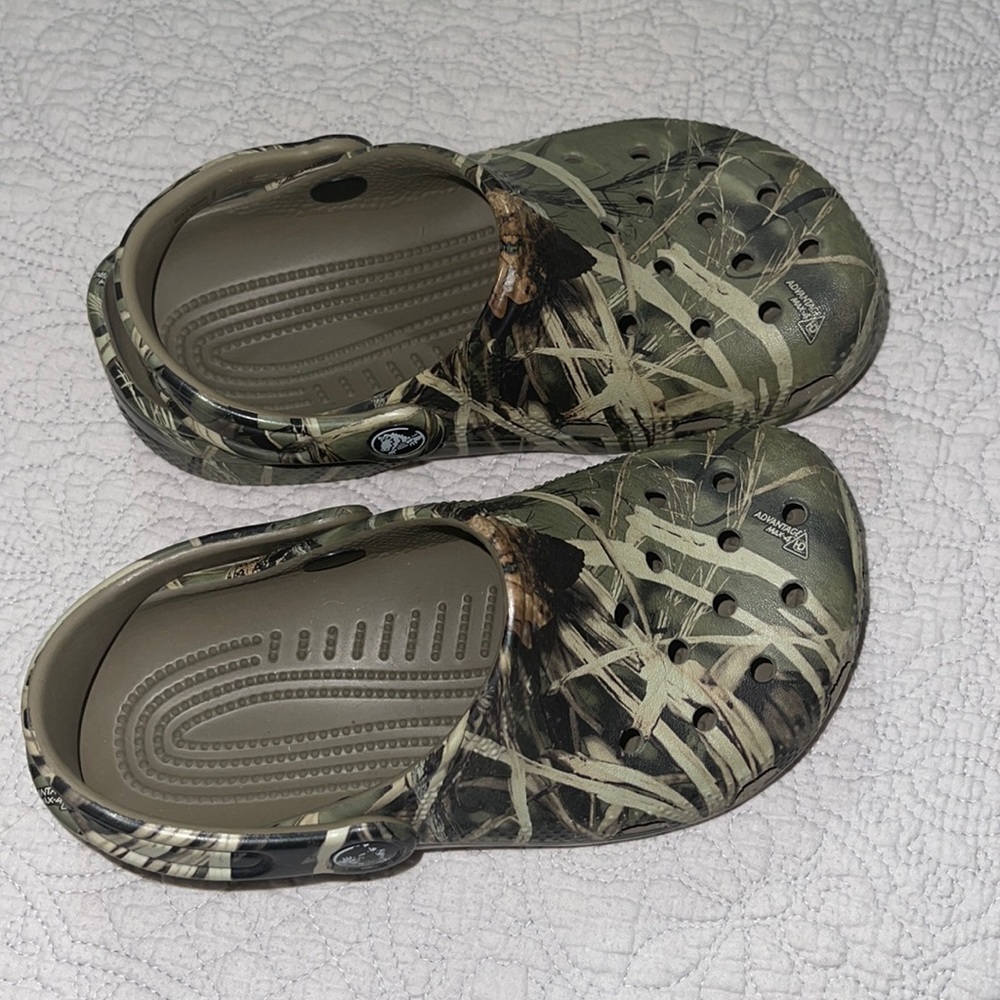 Camo crocs kids size 1